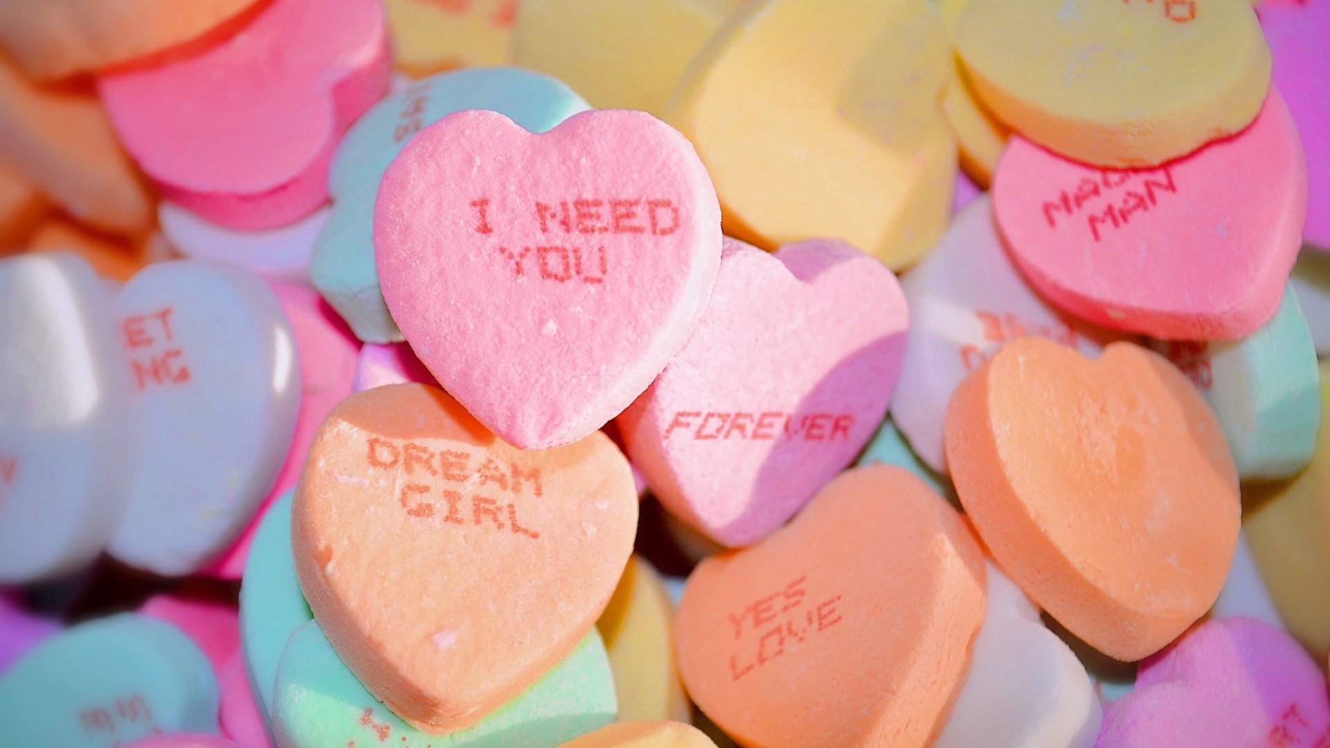 粉色的心形糖果代表浪漫爱情