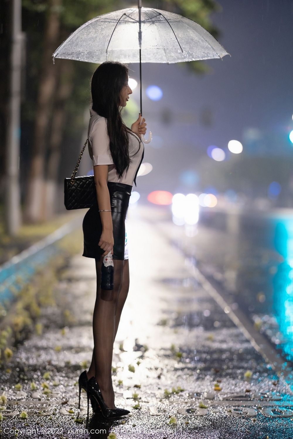 美女模特王馨瑶yanni白T恤搭配黑色皮短裙性感写真