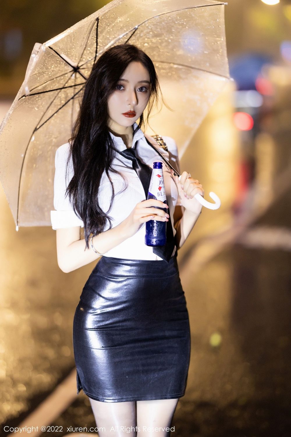 美女模特王馨瑶yanni白T恤搭配黑色皮短裙性感写真