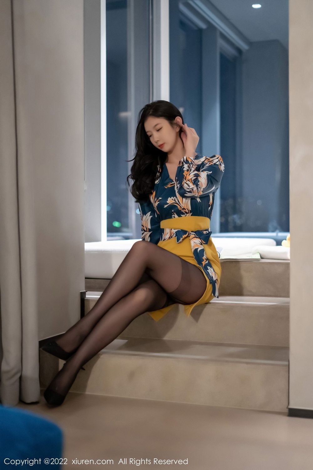美女模特李雅柔蓝色上衣搭配黄色短裙黑丝系列写真