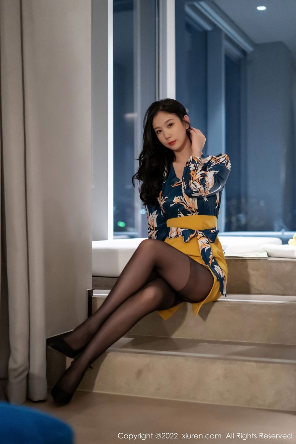 美女模特李雅柔蓝色上衣搭配黄色短裙黑丝系列写真