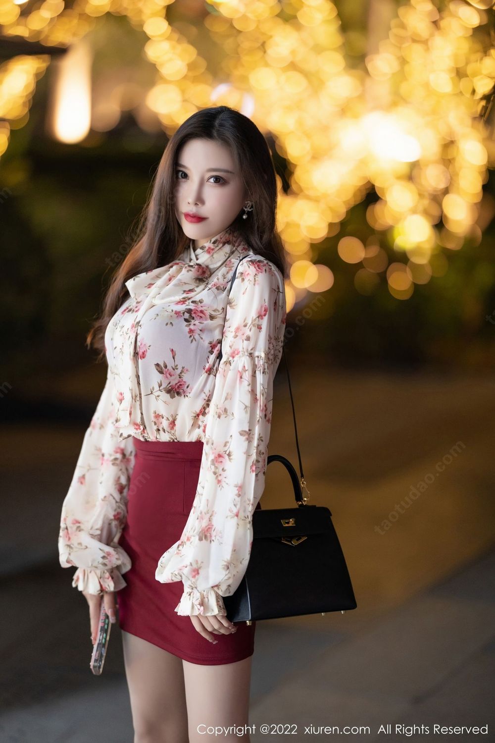 性感女神杨晨晨Yome白色带花纹上衣搭配红色短裙写真