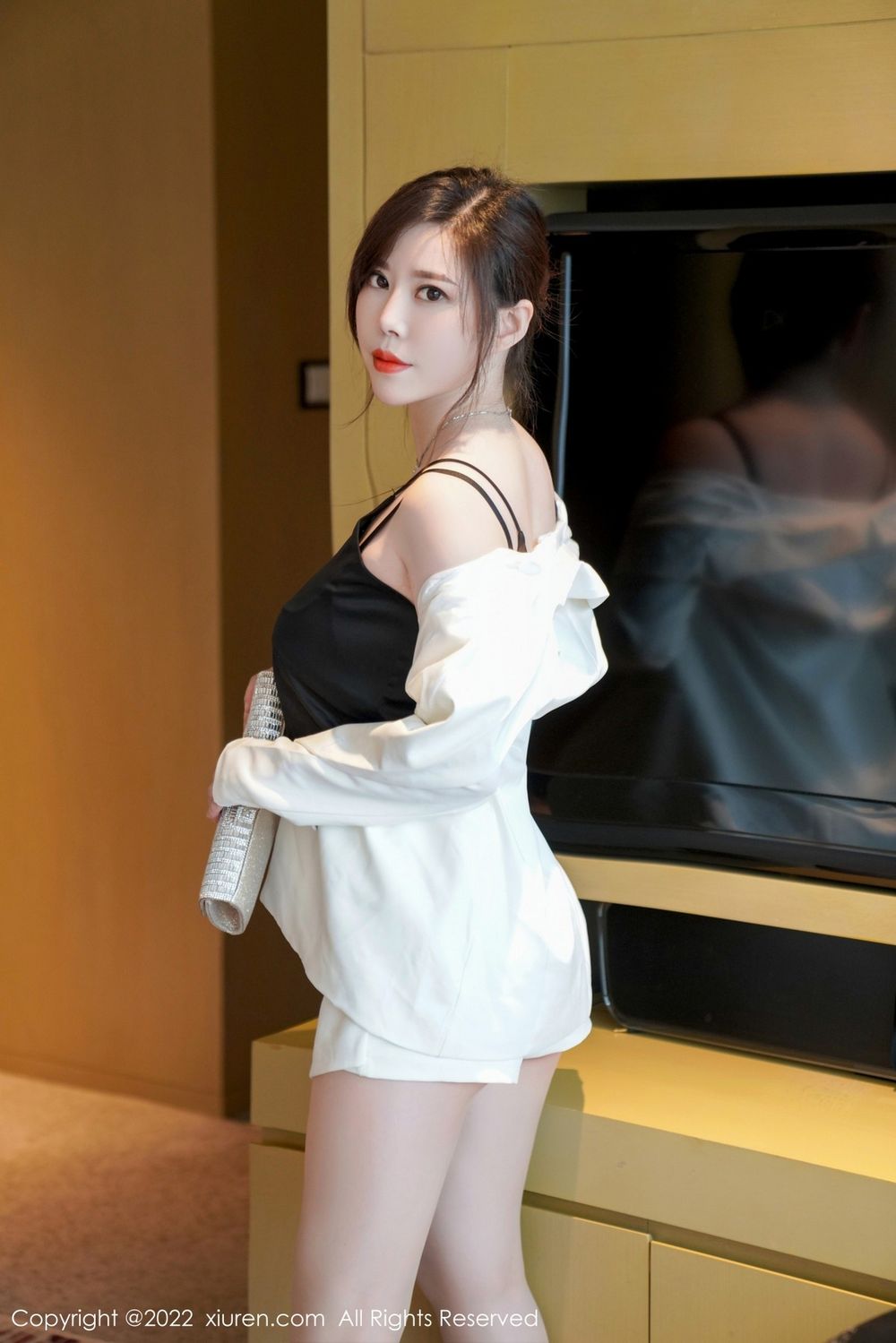 美女模特白茹雪职场OL搭配白色短裙熟女气息性感写真
