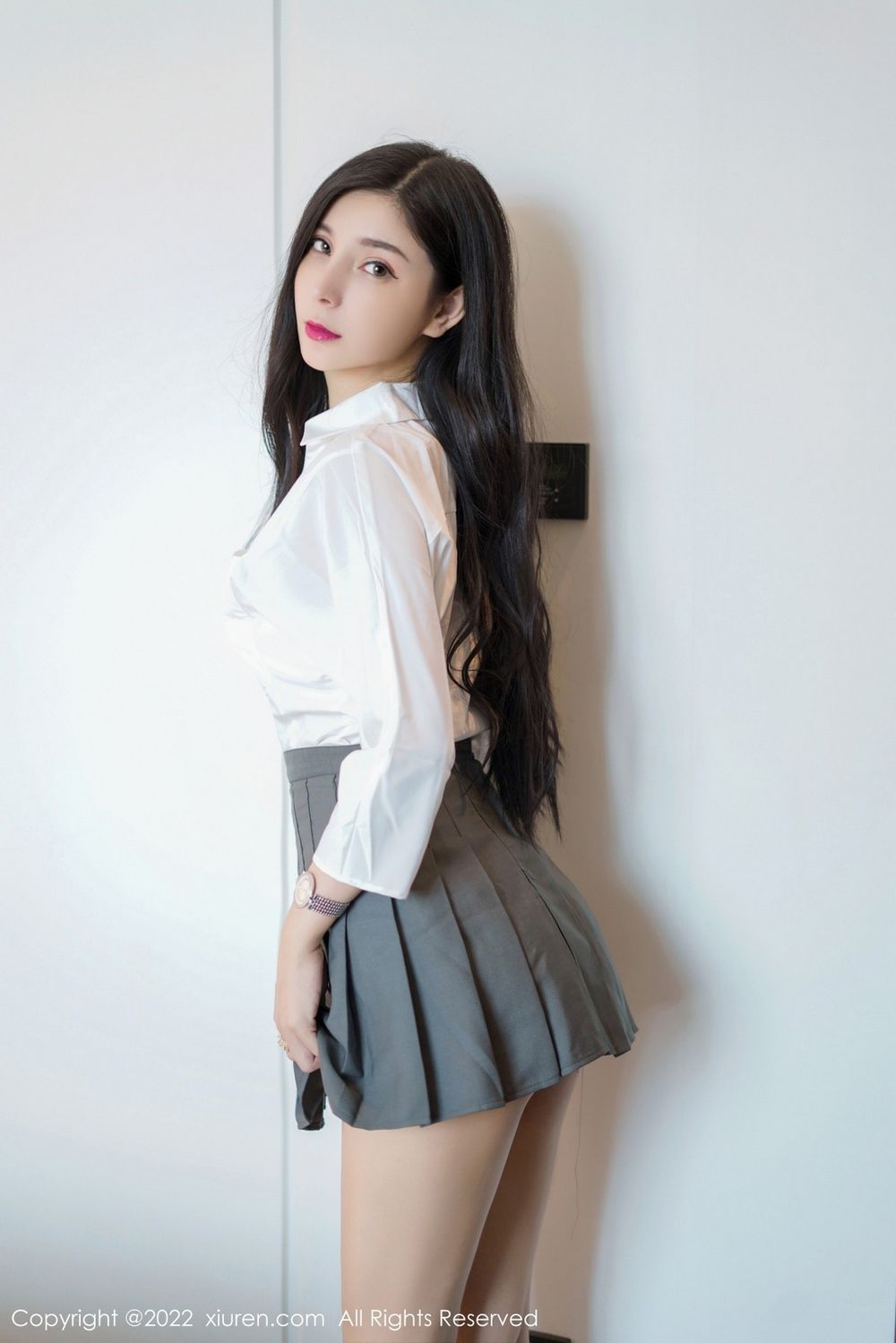美女模特小蛮妖x白T服饰搭配灰色短裙系列性感写真