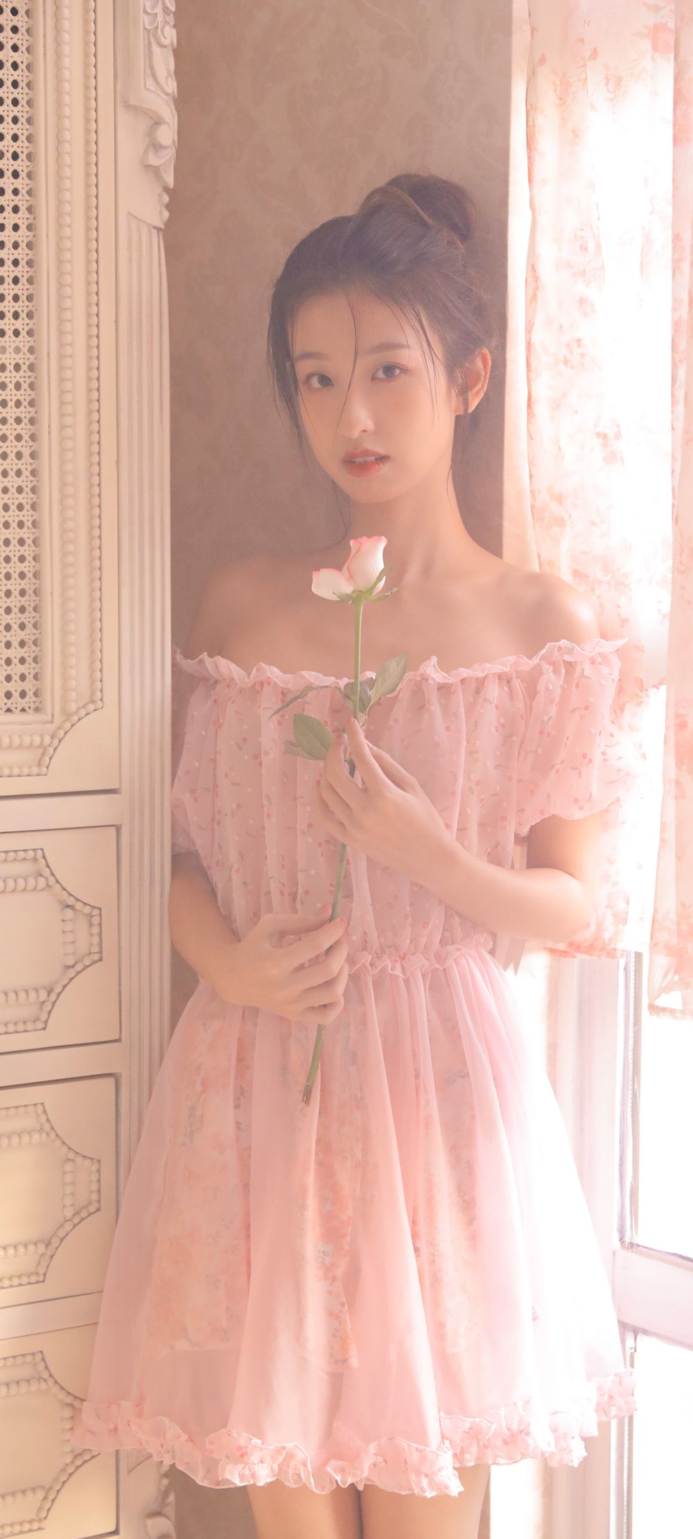 粉色长裙冯丽林手持鲜花全屏手机壁纸