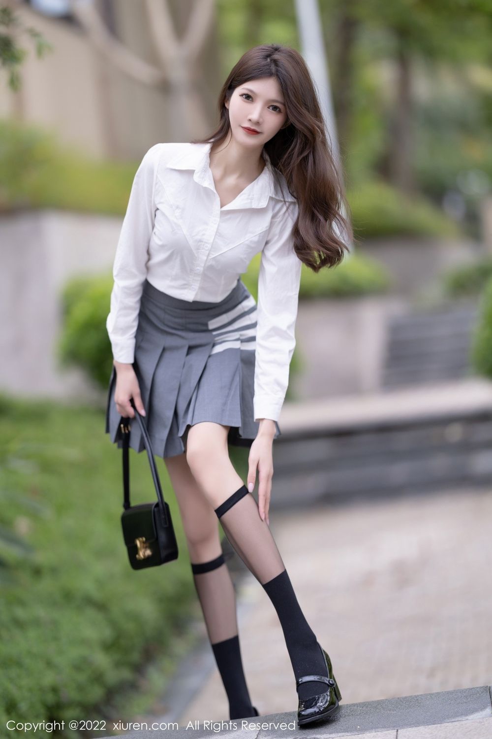 美女模特程程程-简约白T搭配灰色短裙主题厦门旅拍