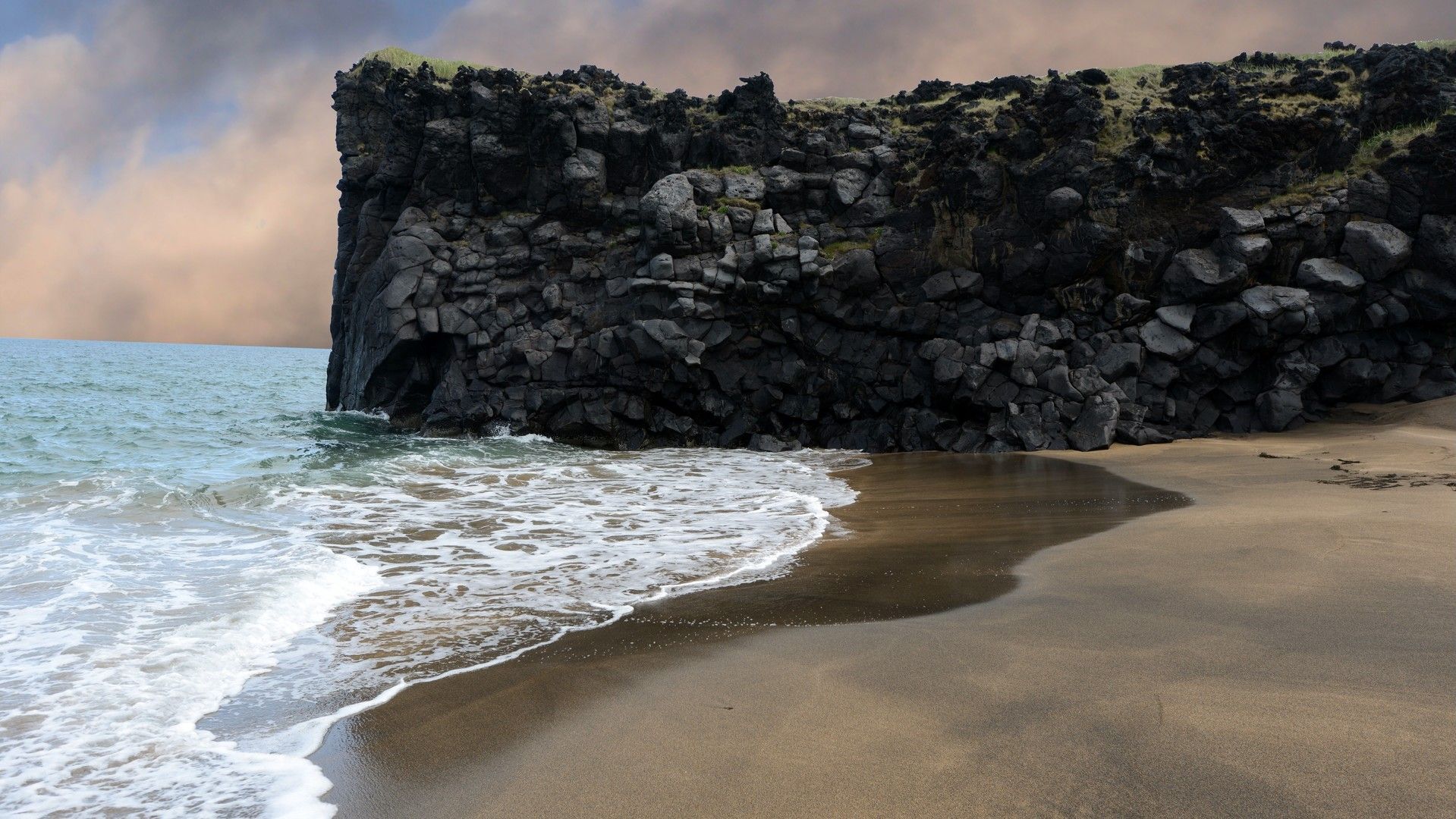 大海边白色的海浪冲击崖边自然风景高清图片