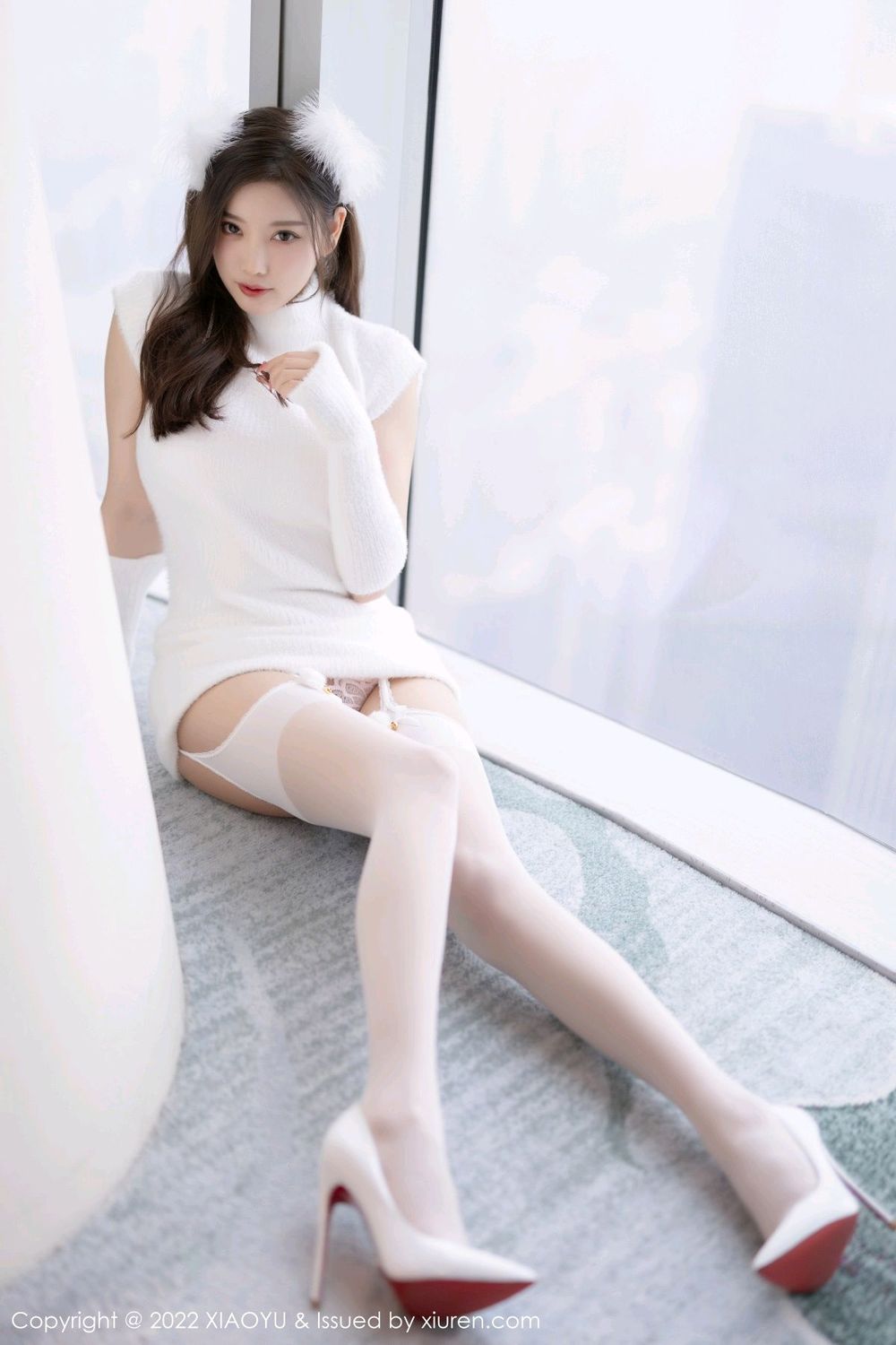 语画界性感女神杨晨晨Yome白色收身服饰搭配诱人丝袜写真