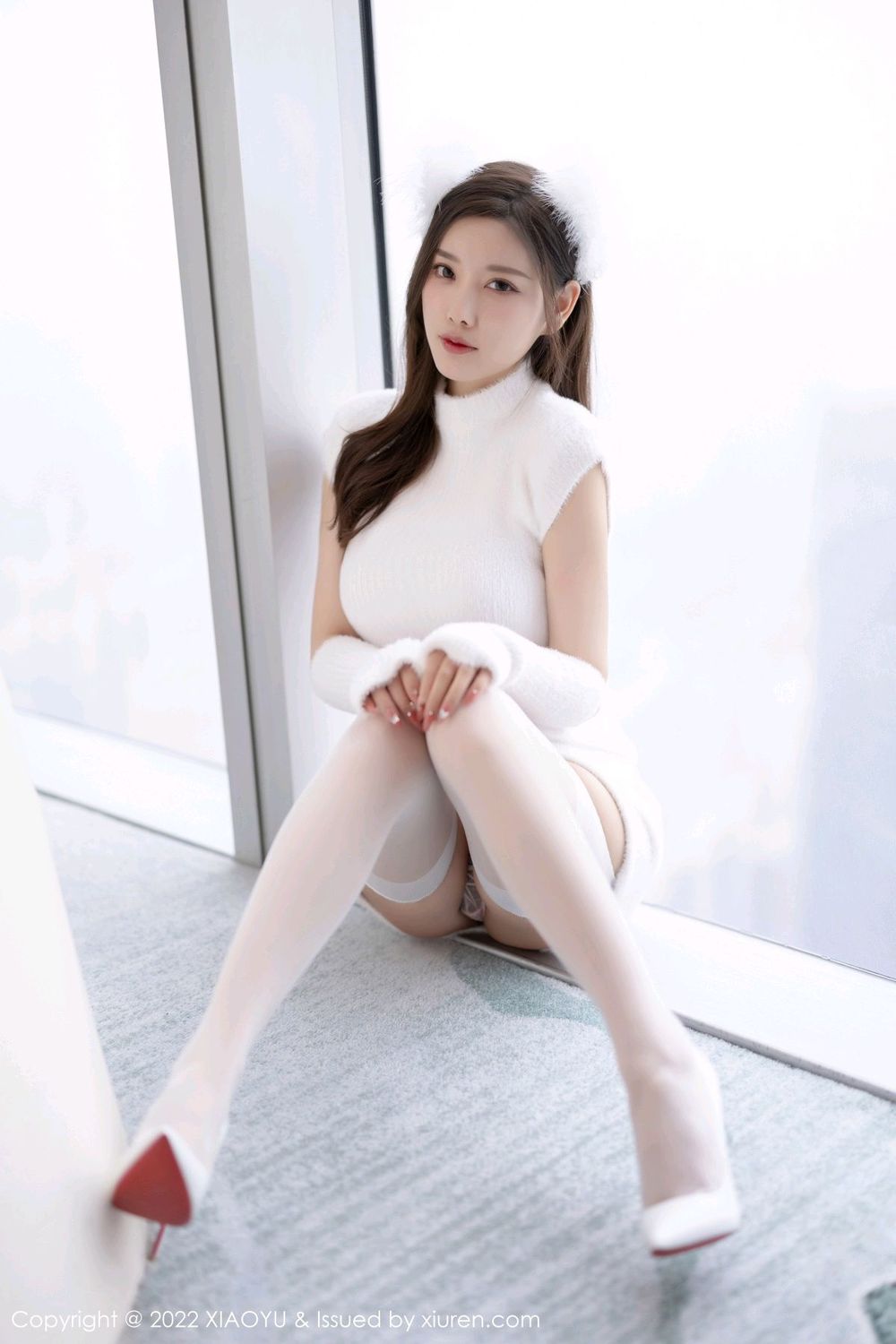 性感女神杨晨晨Yome白色收身服饰搭配诱人丝袜写真