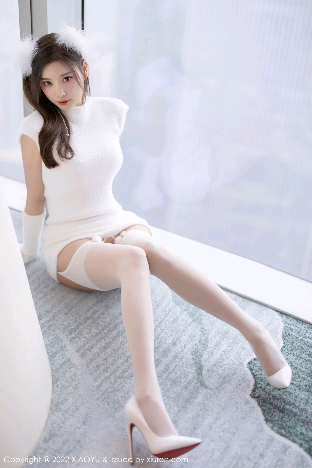 语画界性感女神杨晨晨Yome白色收身服饰搭配诱人丝袜写真