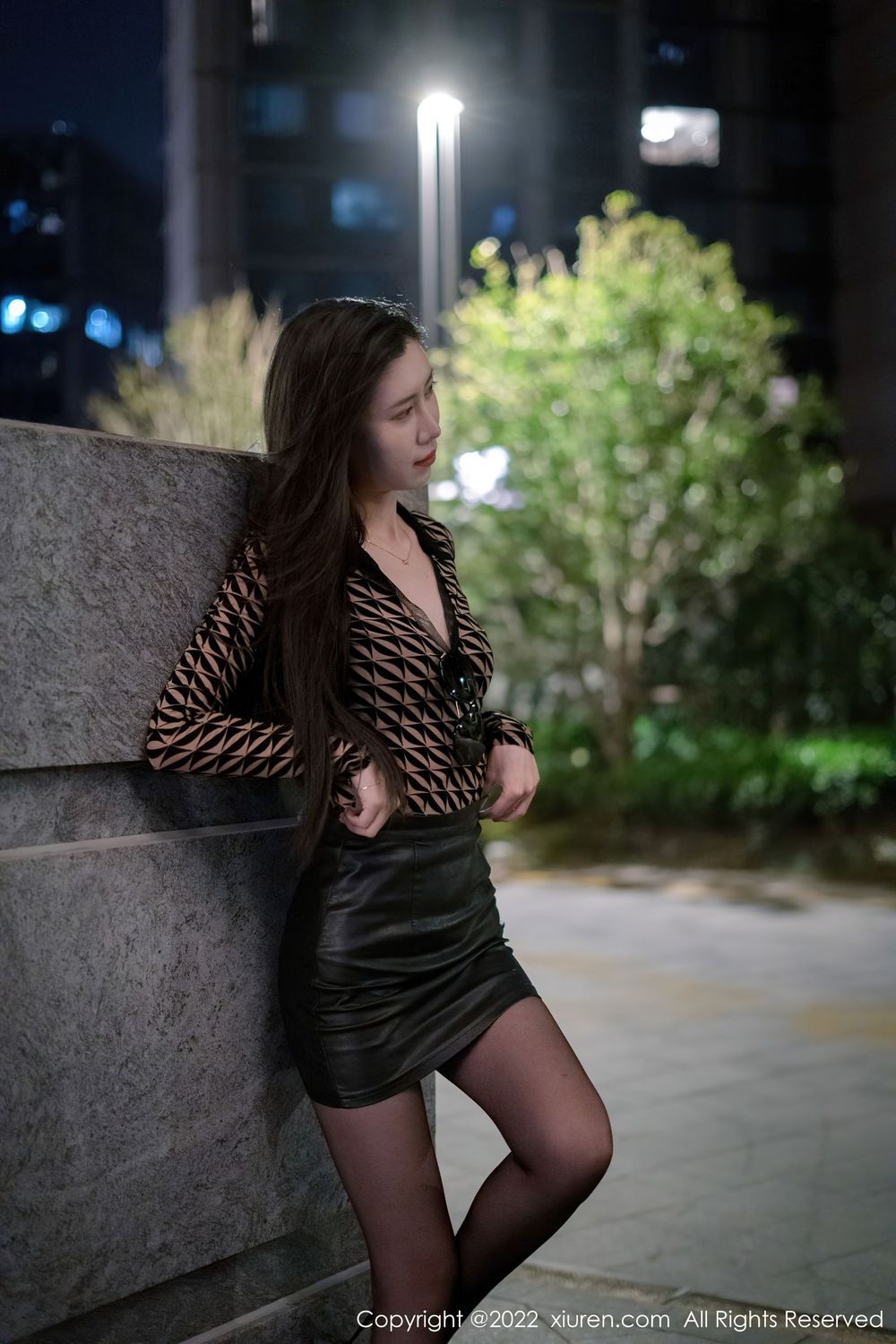 美女模特吴思晚性感收身上衣搭配黑色皮质短裙写真