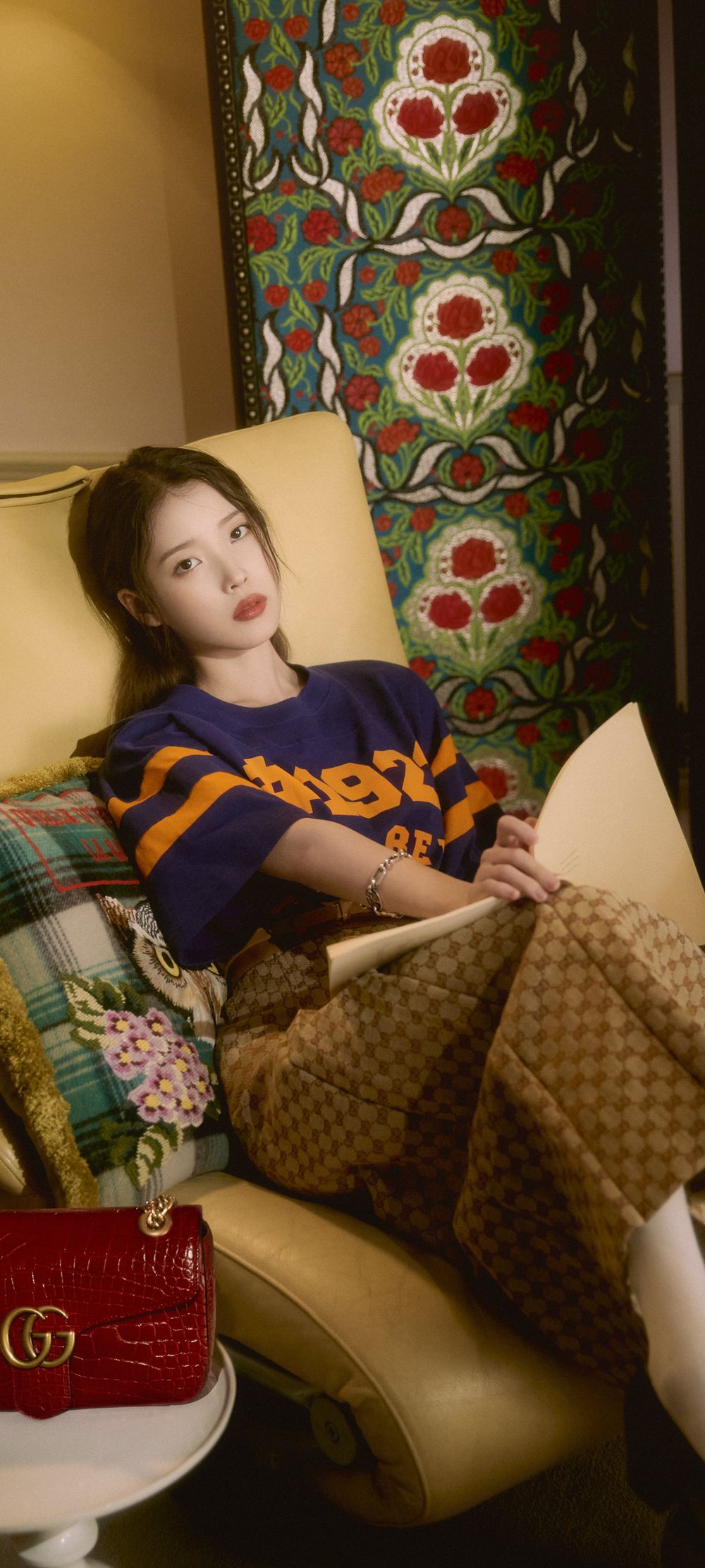 韩国演员李知恩居家沙发时尚系列全屏手机壁纸