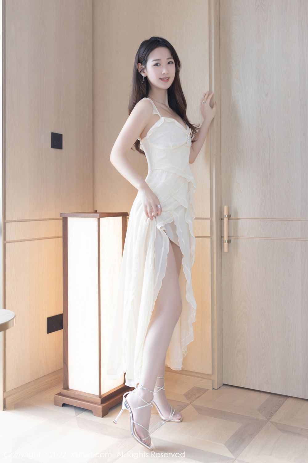美女模特唐安琪米黄色吊裙搭配丝袜系列珠三角旅拍