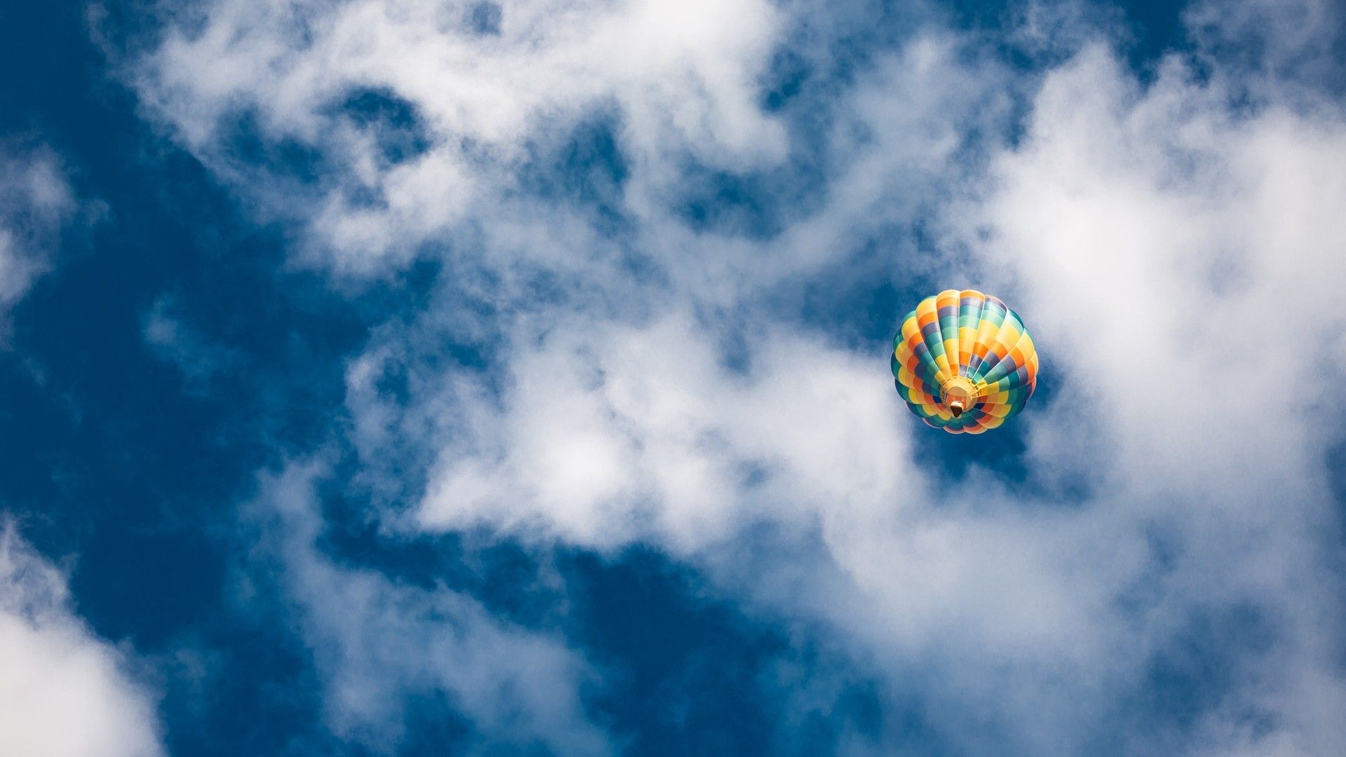 彩色热气球蓝天白云下缓缓飞翔