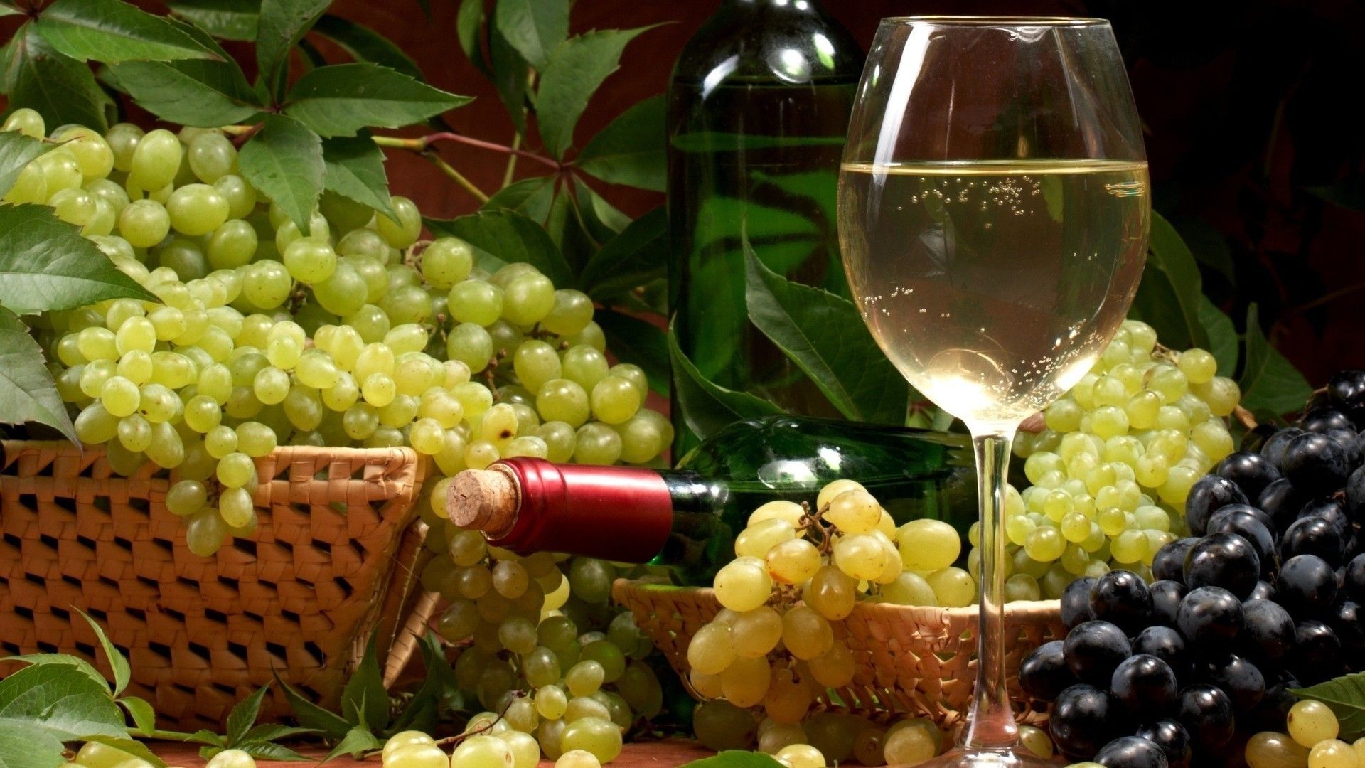 美味的葡萄酒与新鲜可口的葡萄高清摄影大图