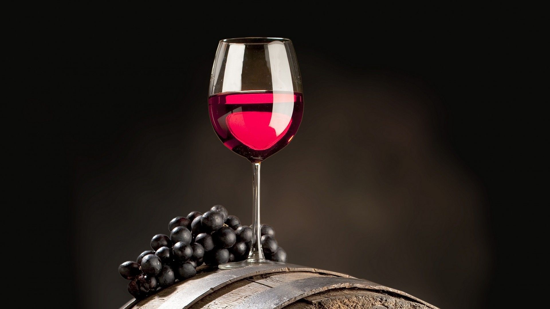 红白葡萄酒与新鲜可口的葡萄高清摄影大图
