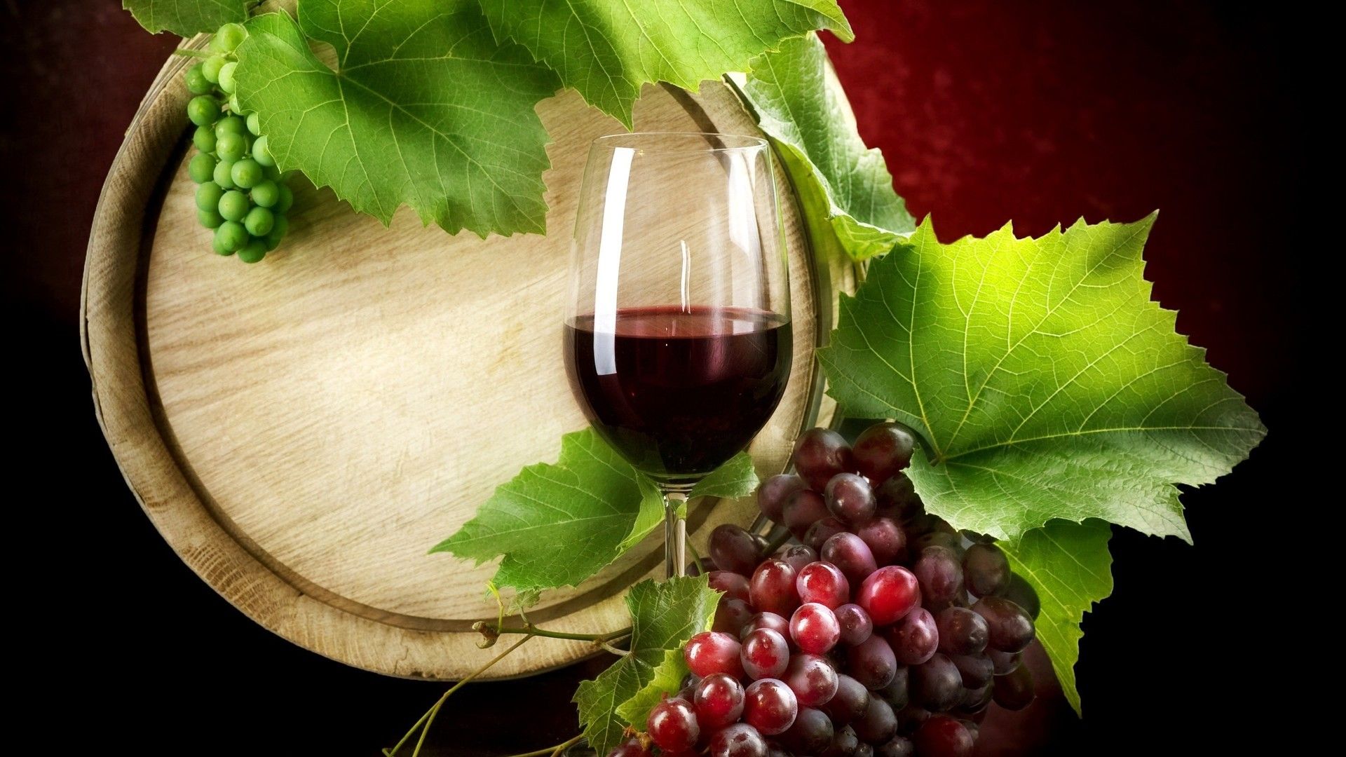 红白葡萄酒与新鲜可口的葡萄高清摄影大图