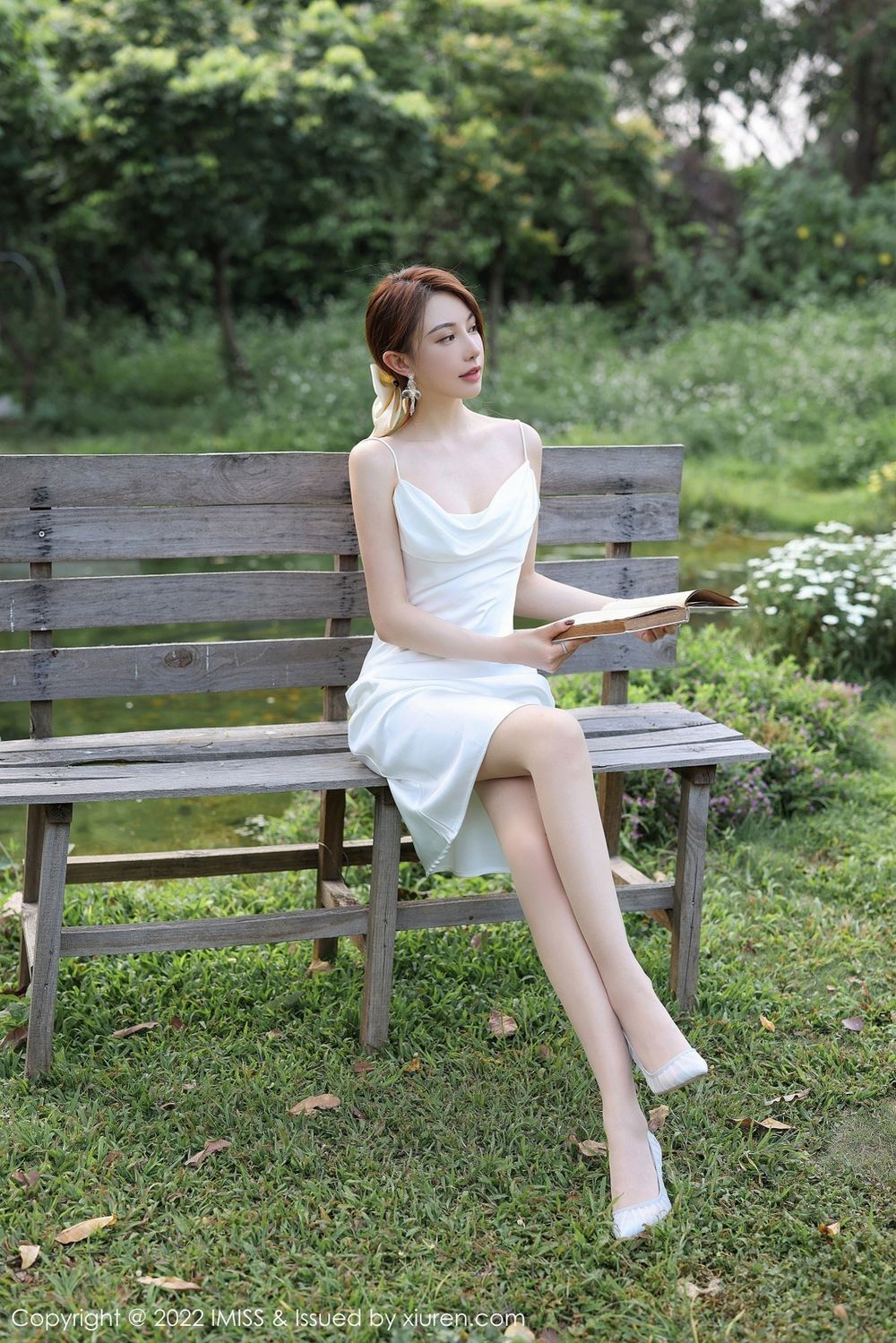 气质女神Lynn刘奕宁白色长裙户外田园主题性感写真