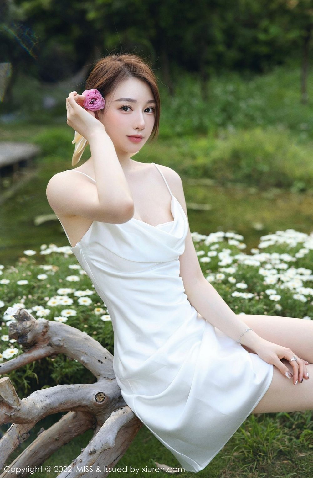 气质女神Lynn刘奕宁白色长裙户外田园主题性感写真