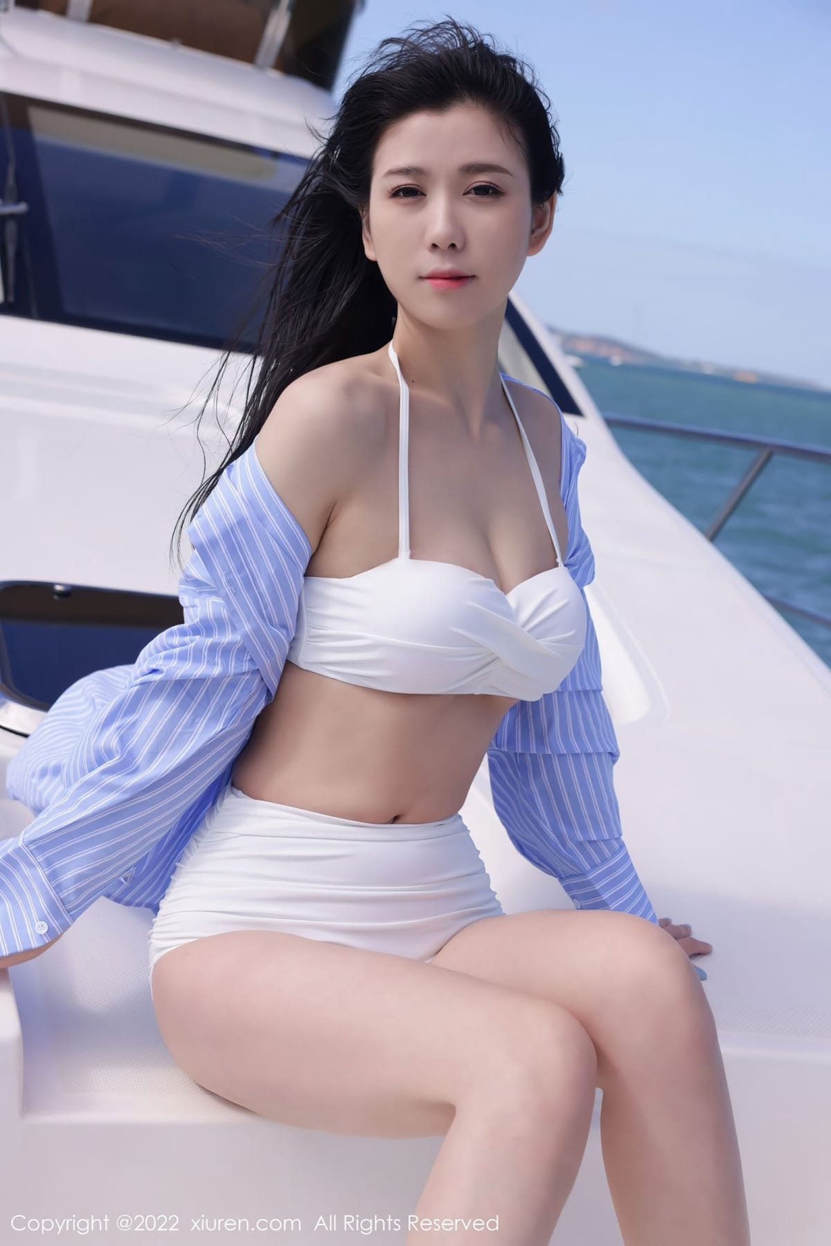 美女模特李雅柔蓝白条纹上衣海滩游艇场景三亚旅拍