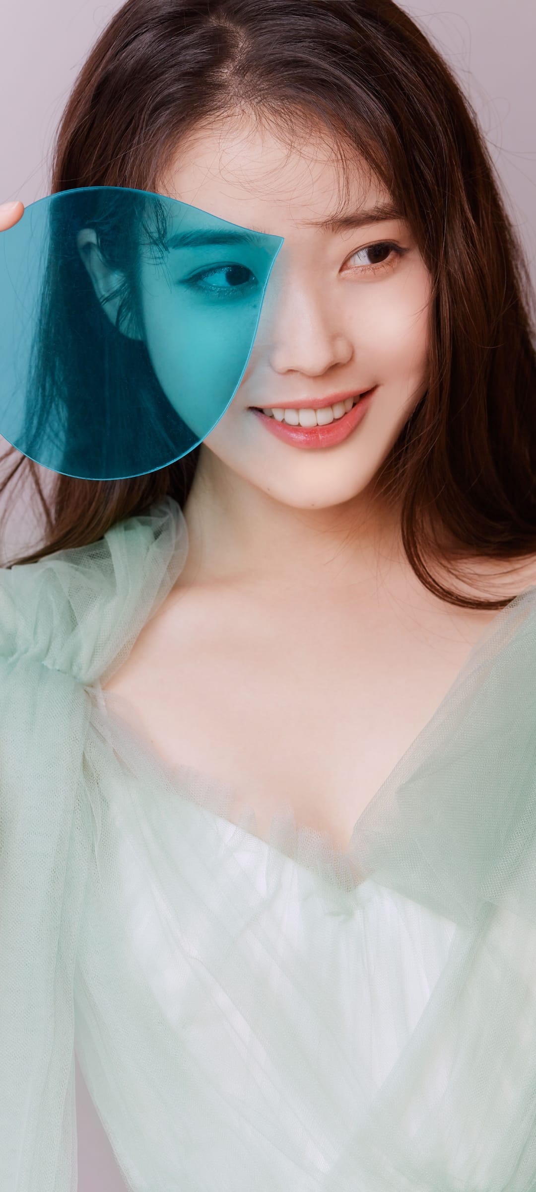韩国演员李知恩青色蕾丝长裙高清手机壁纸