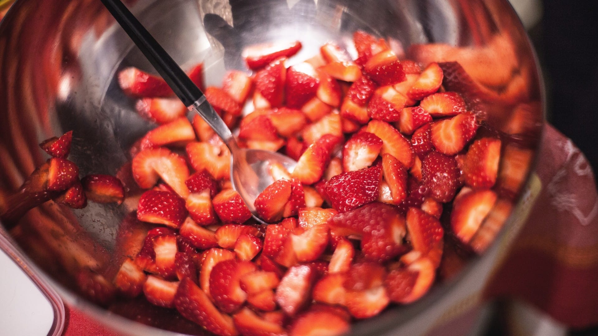 新鲜的红草莓清新香甜高清图片桌面壁纸