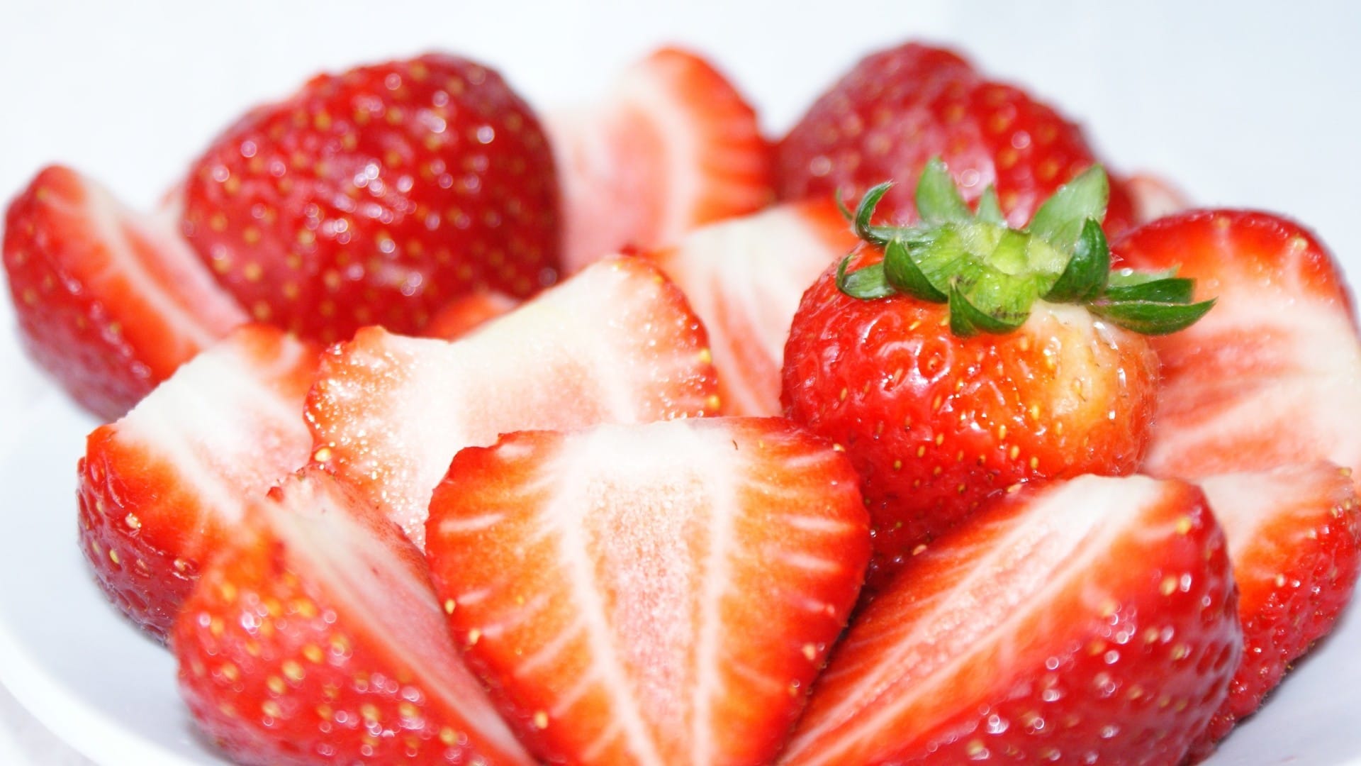 新鲜的红草莓清新香甜高清图片桌面壁纸