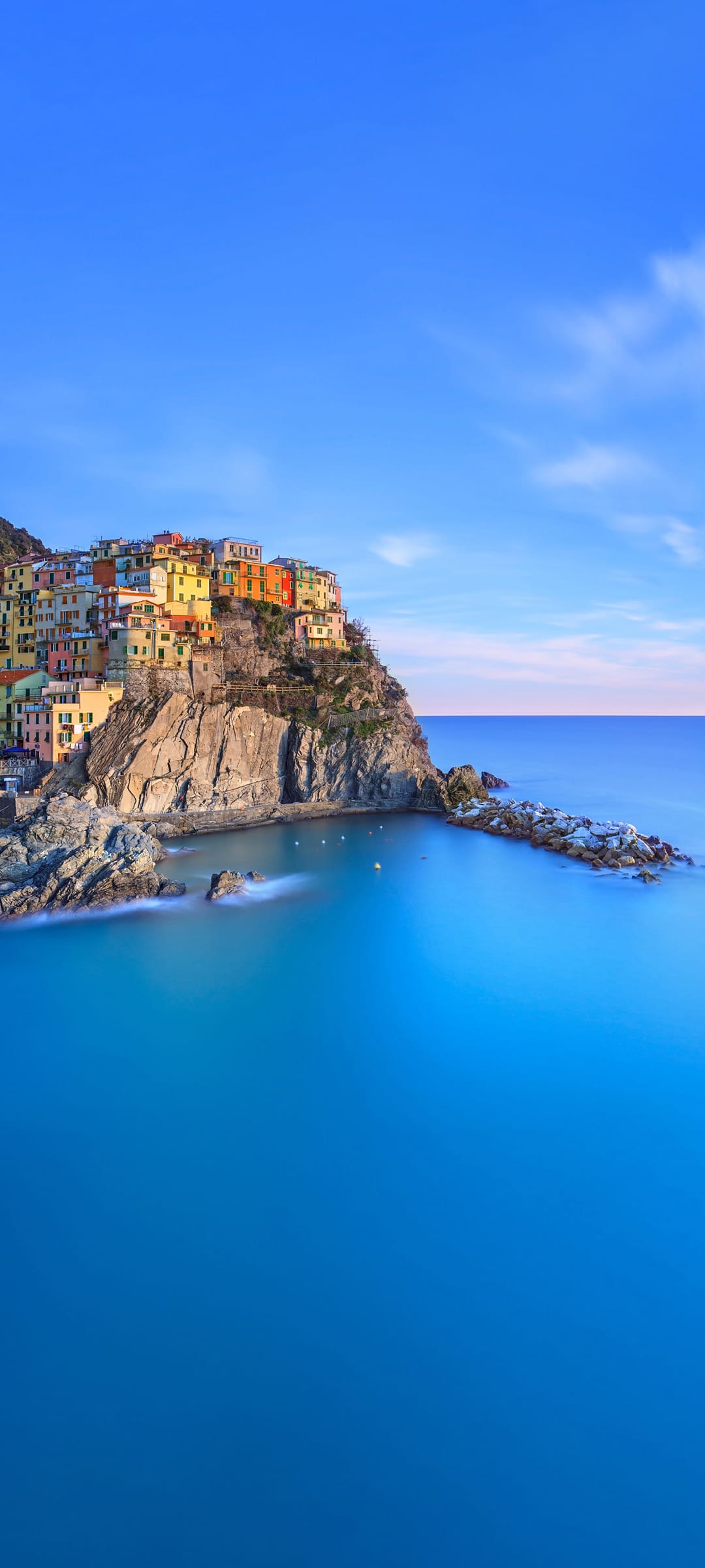 意大利五渔村蓝天白云秀美风景全屏手机壁纸