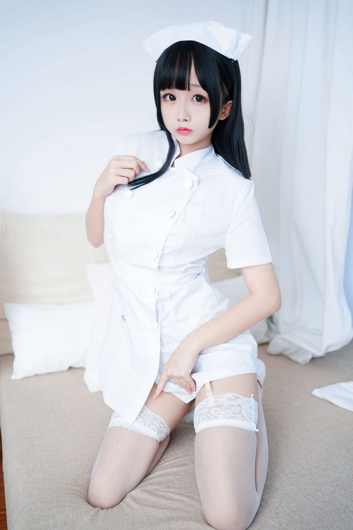 动漫博主日奈娇纯白护士装搭配白丝吊袜私房半脱写真