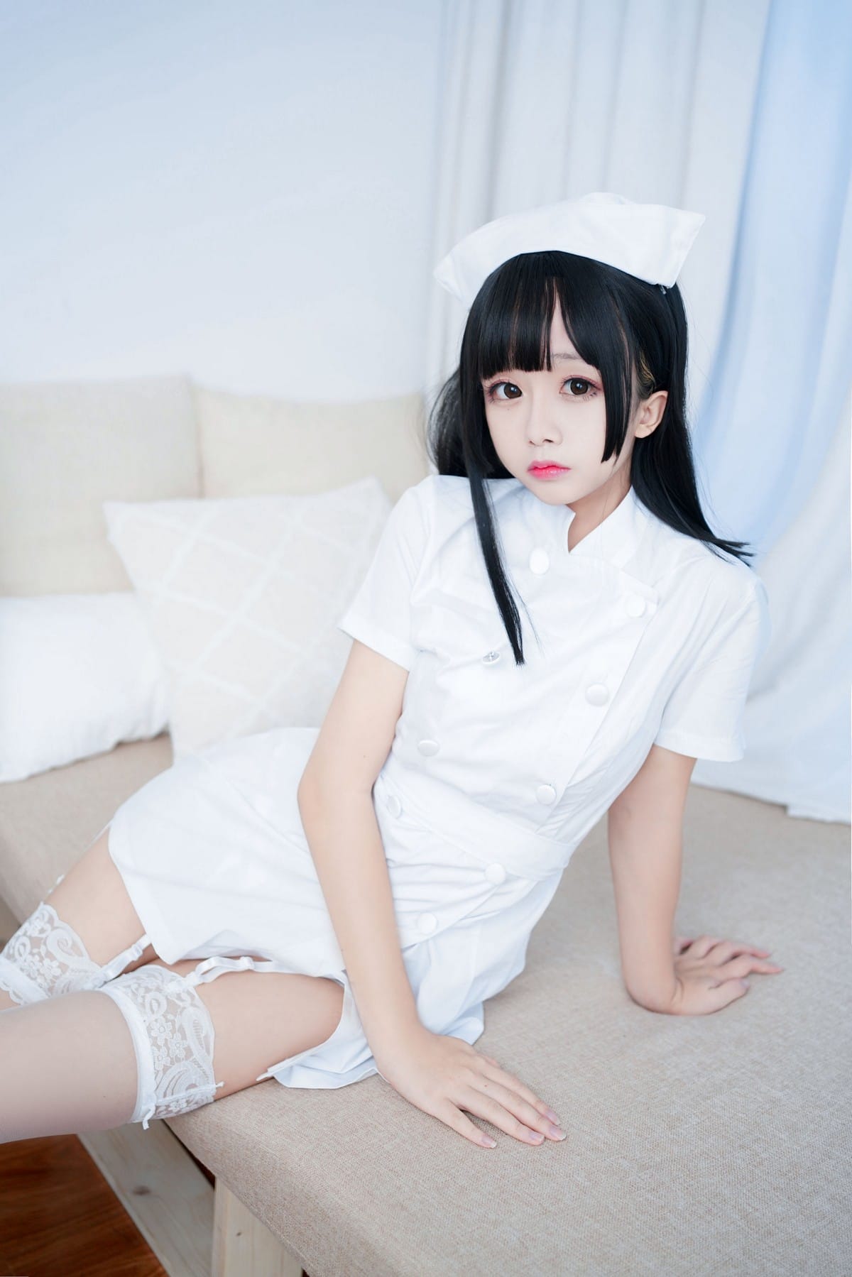 动漫博主日奈娇纯白护士装搭配白丝吊袜私房半脱写真