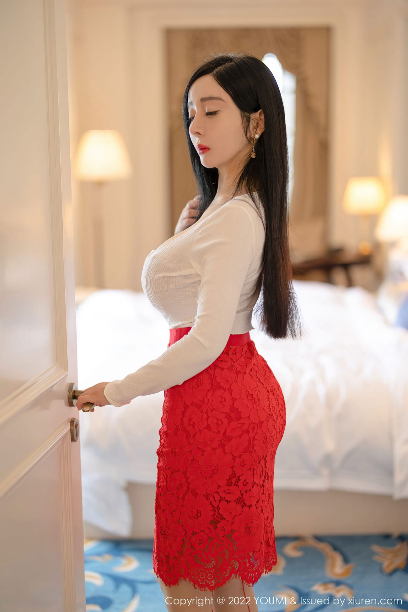 美女模特允薾红色包臀裙原色丝袜酒店场景性感写真