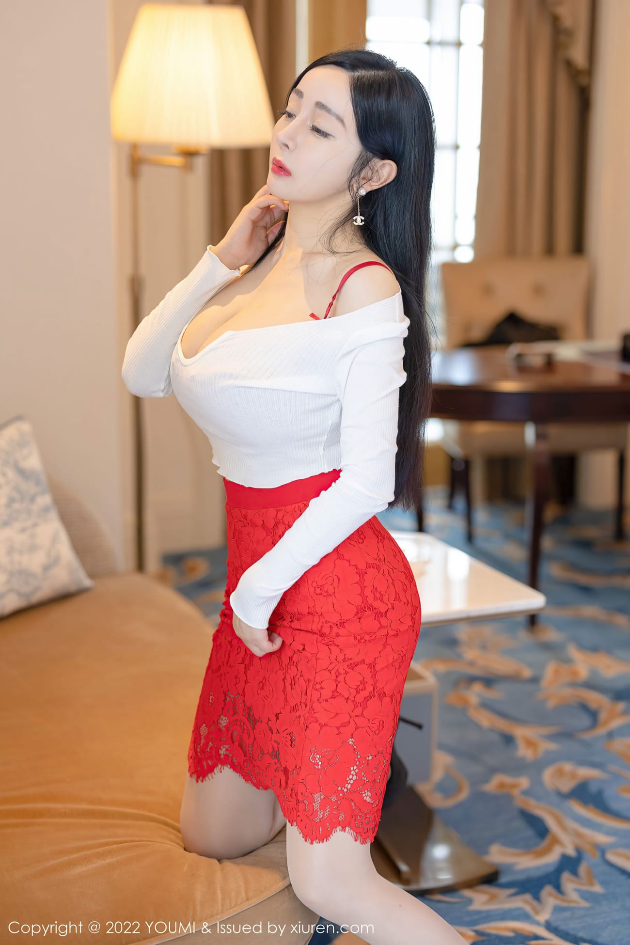 美女模特允薾红色包臀裙原色丝袜酒店场景性感写真