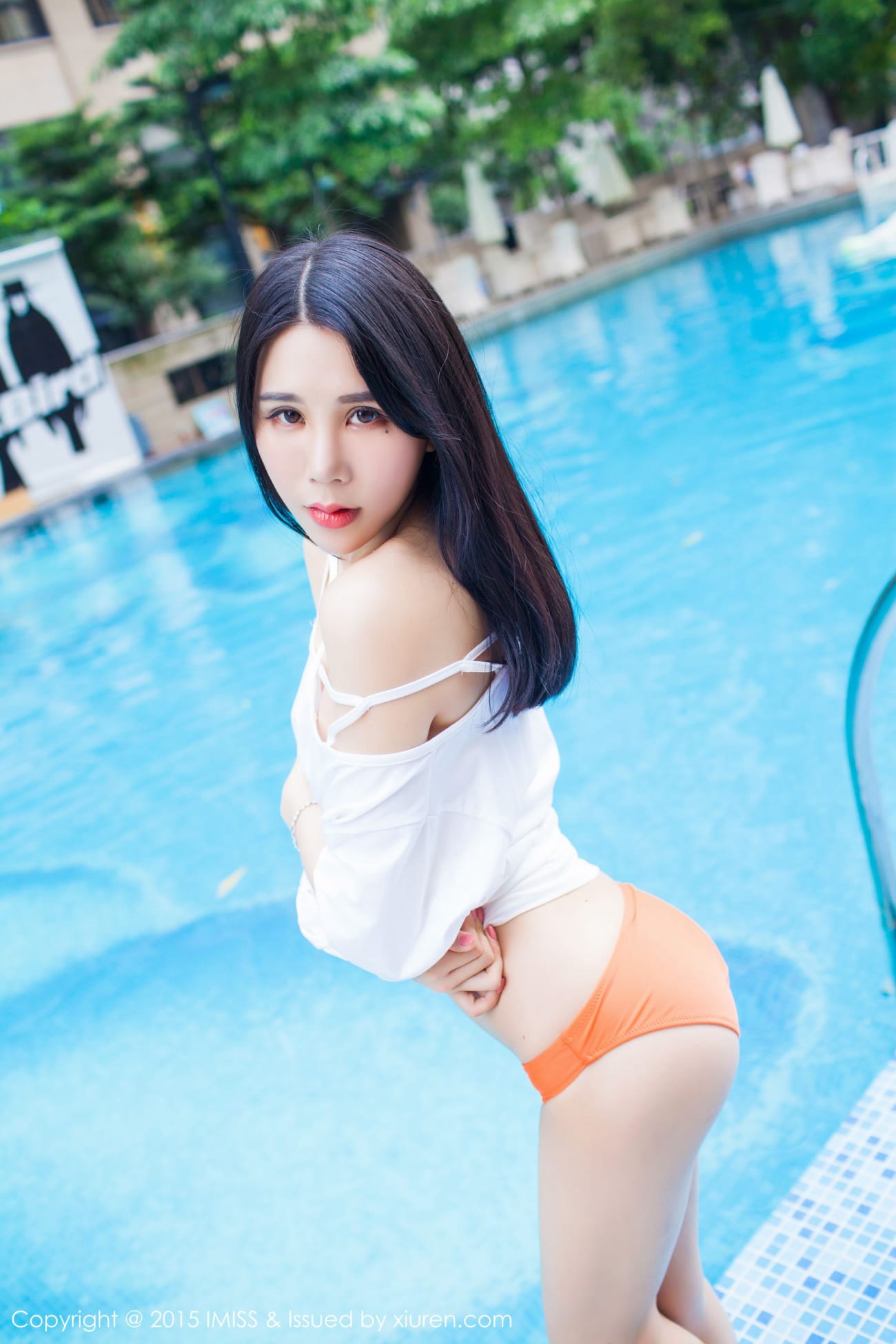 美女模特南湘Baby多套服饰泳池场景性感写真