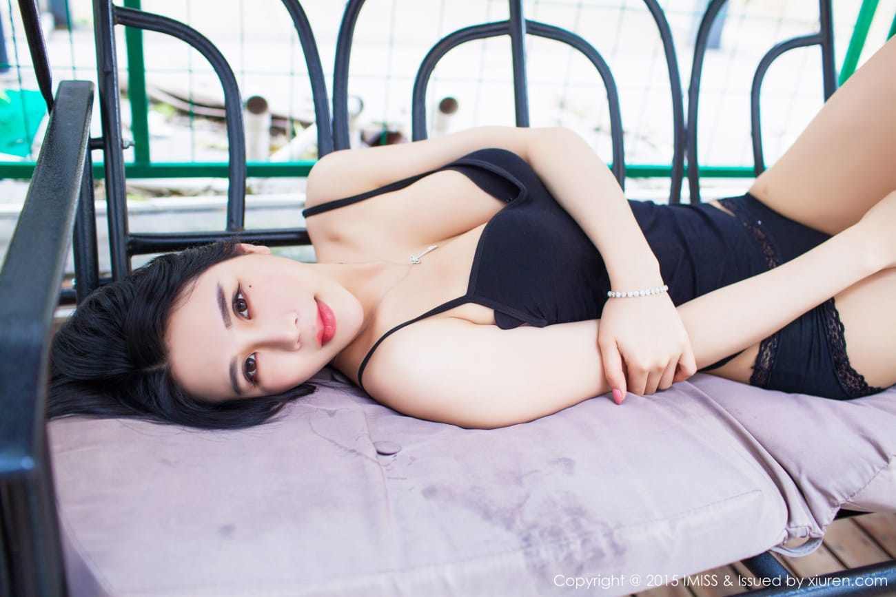 美女模特南湘Baby多套服饰泳池场景性感写真