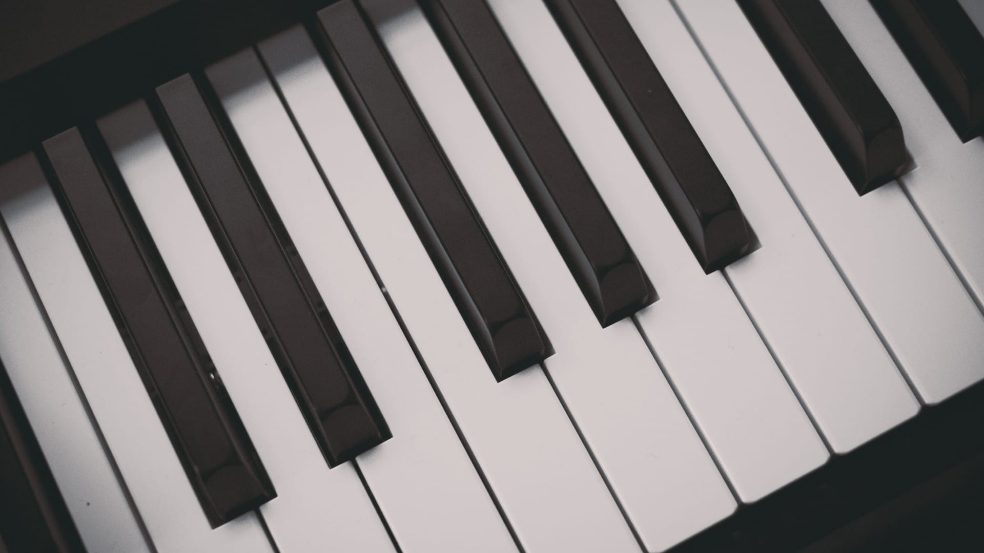 黑白琴键与各式各样乐器素材唯美风格桌面壁纸