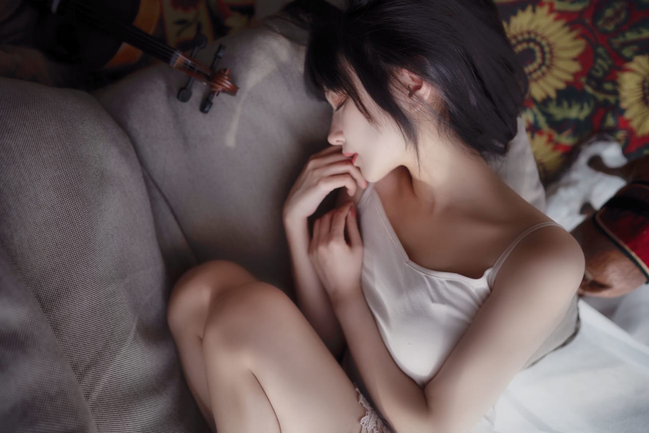 网络美女Shika小鹿鹿白色吊裙黑长直系列性感写真