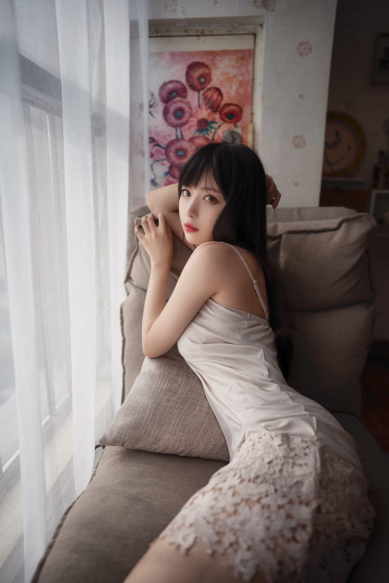 网络美女Shika小鹿鹿白色吊裙黑长直系列性感写真