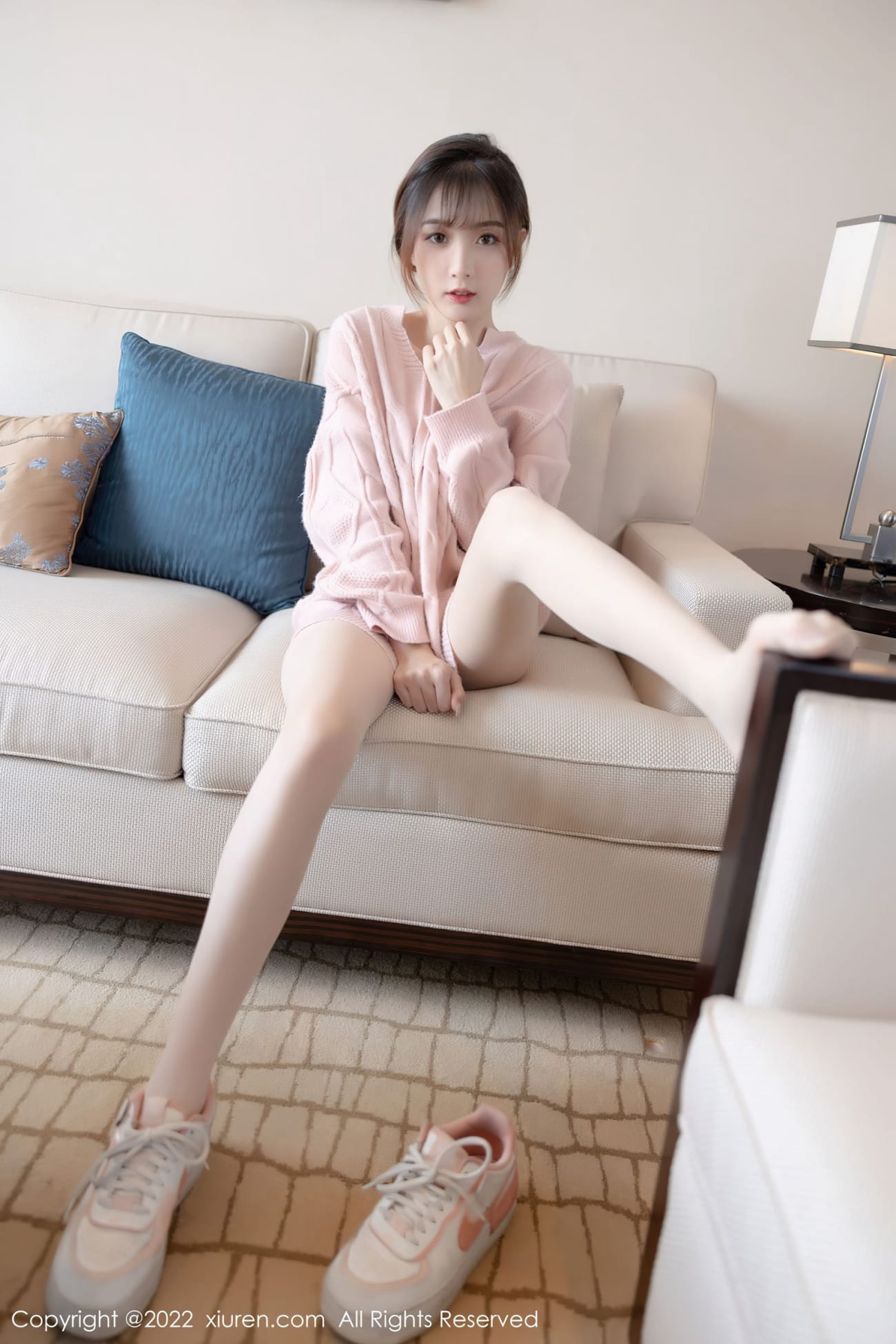 美女模特林星阑粉色长袖毛衣诱人原色丝袜写真