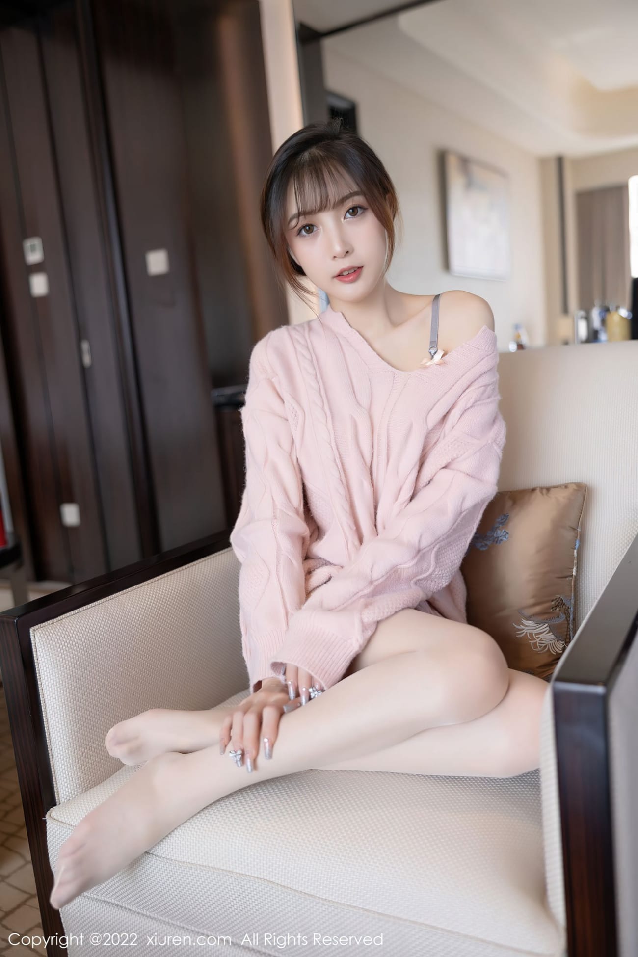 美女模特林星阑粉色长袖毛衣诱人原色丝袜写真