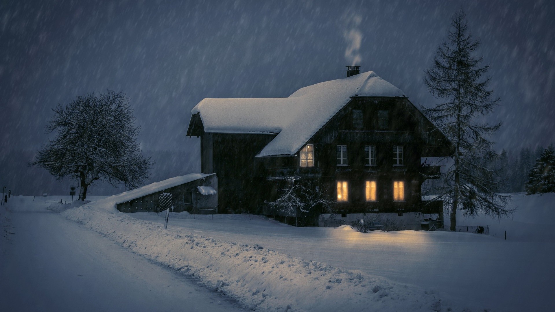 大雪纷飞的冬季覆盖树林和房屋图片桌面壁纸