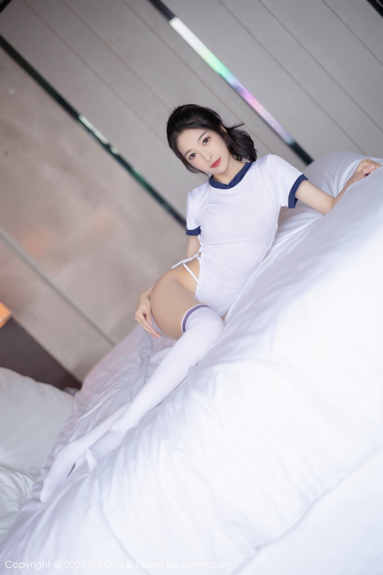 语画界新人模特林乐一白色收身服饰酒店室内场景性感写真