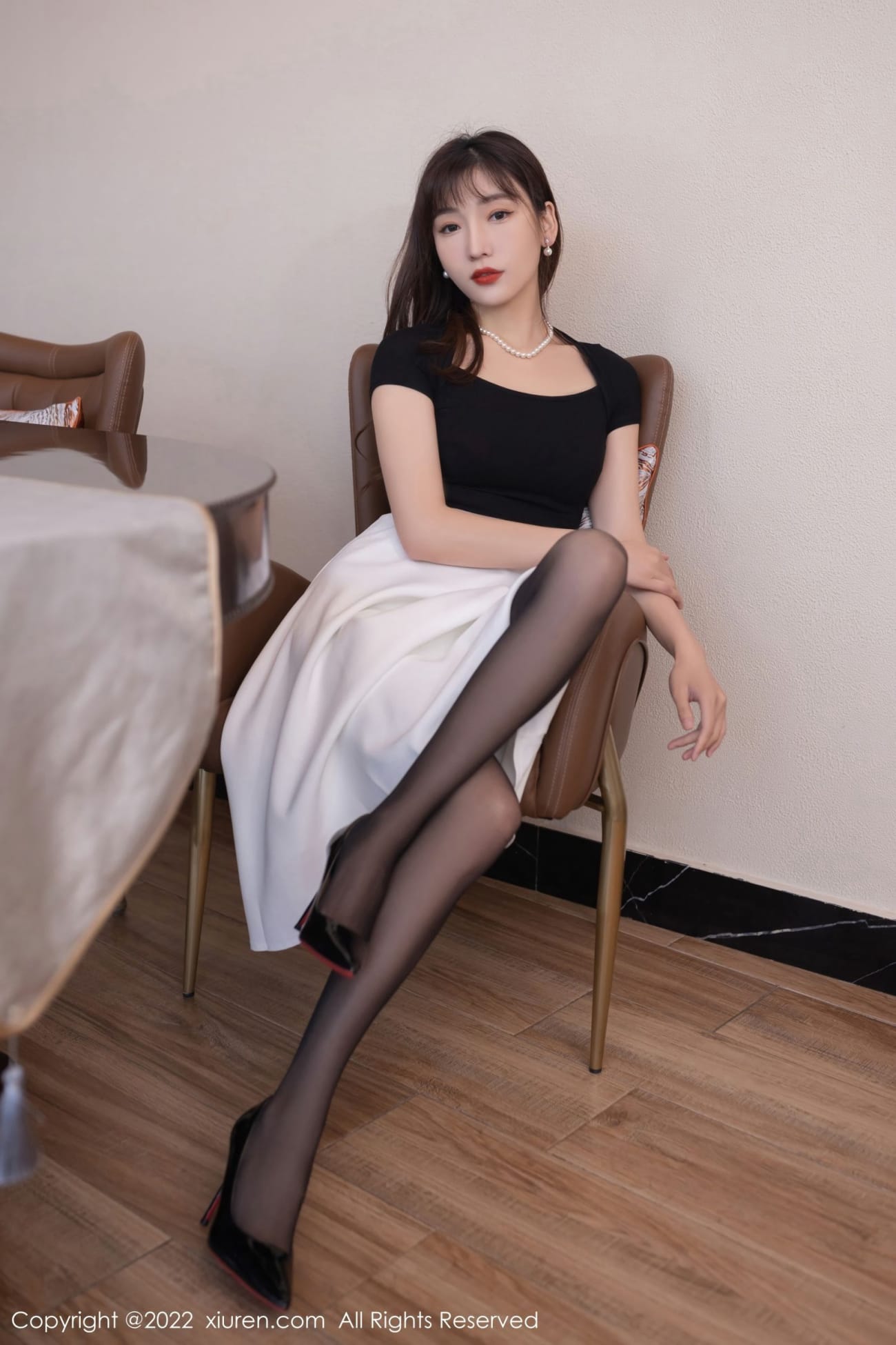 美女模特陆萱萱黑色收身上衣白色裙子珠三角旅拍