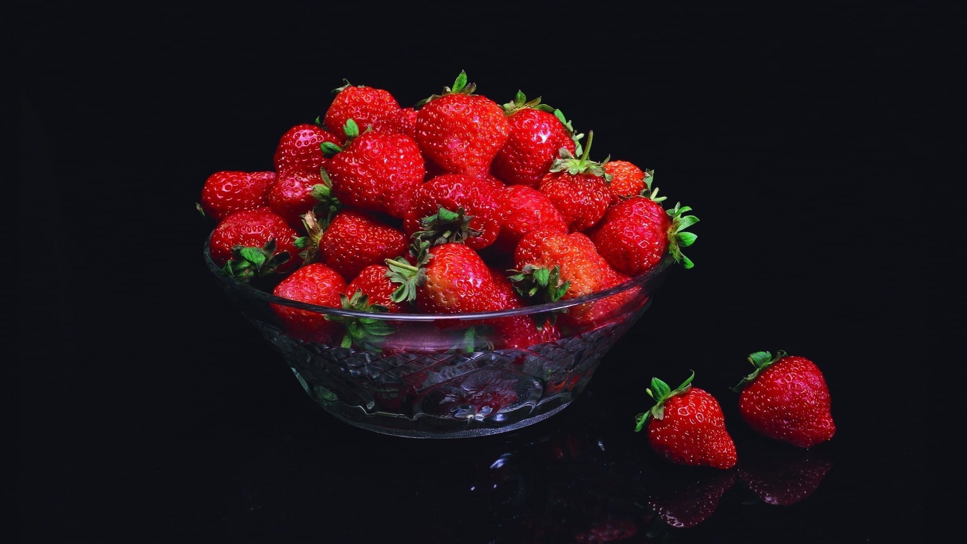 新鲜的草莓个个饱满清新香甜高清图片桌面壁纸