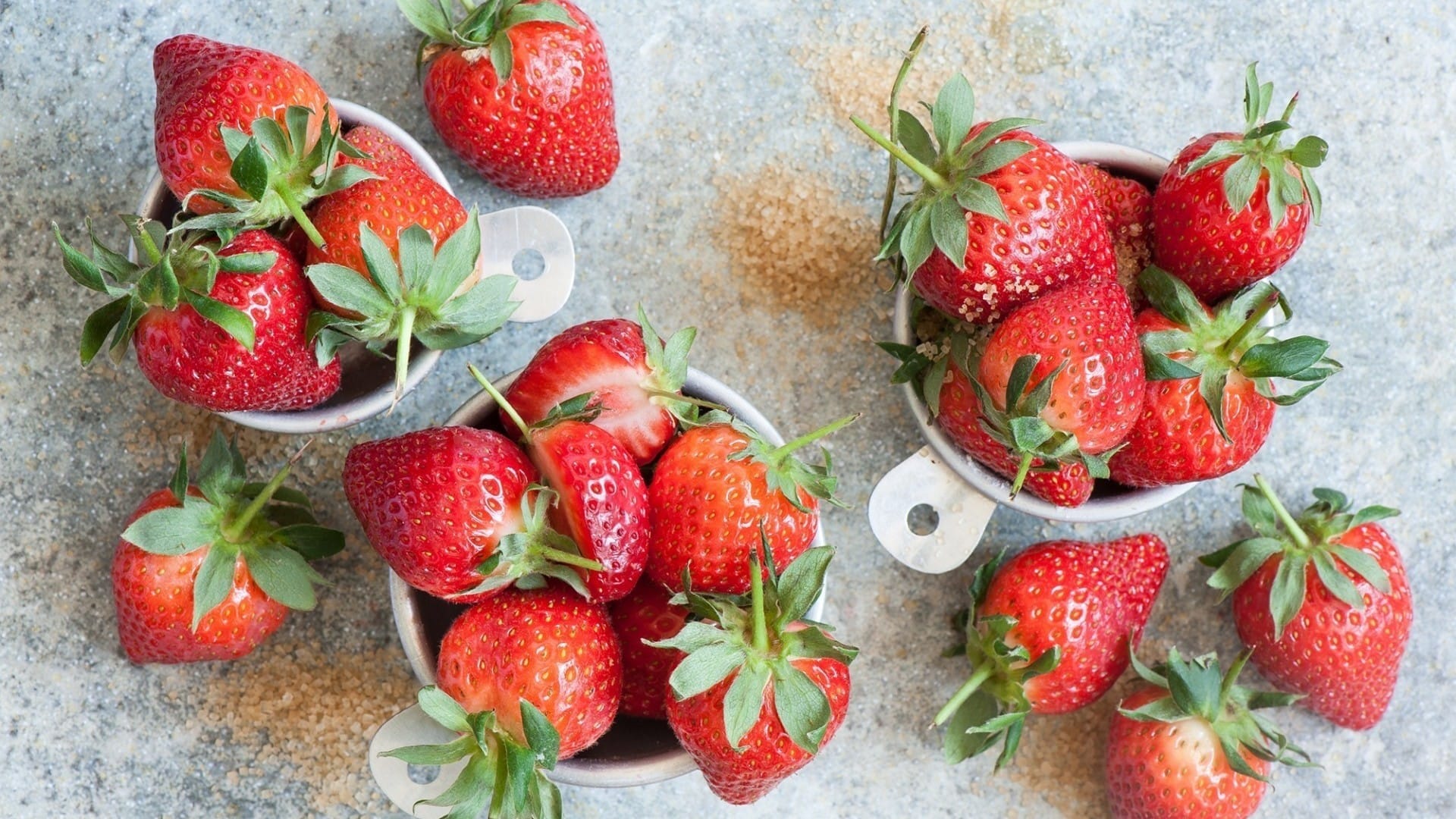 新鲜的草莓个个饱满清新香甜高清图片桌面壁纸