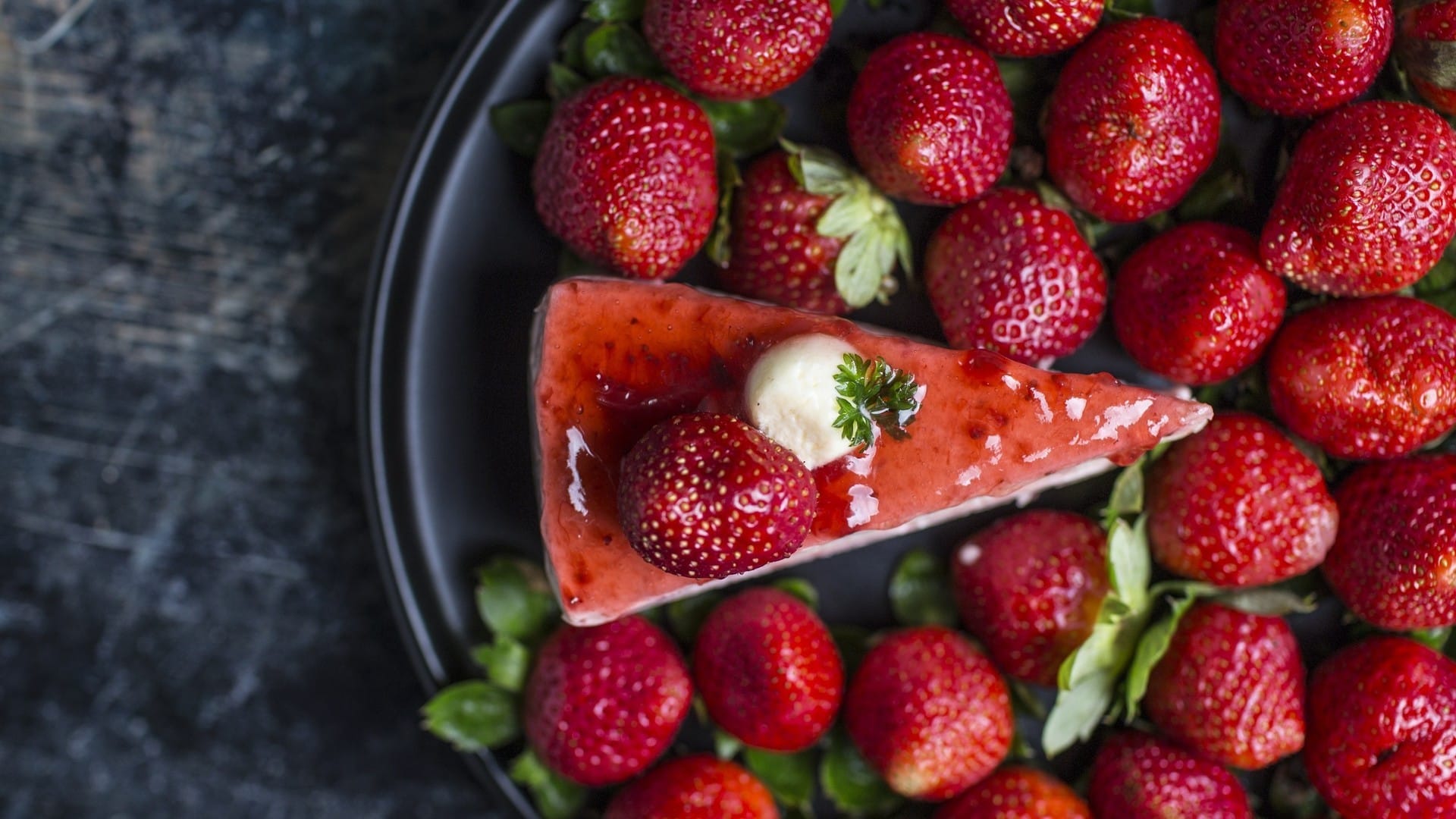 饱满清新的草莓与牛奶共舞系列高清图片桌面壁纸