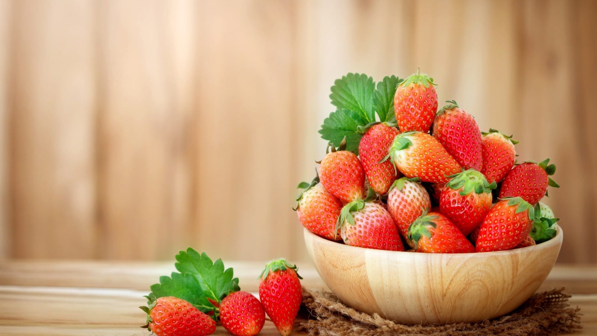 饱满清新的草莓与牛奶共舞系列高清图片桌面壁纸