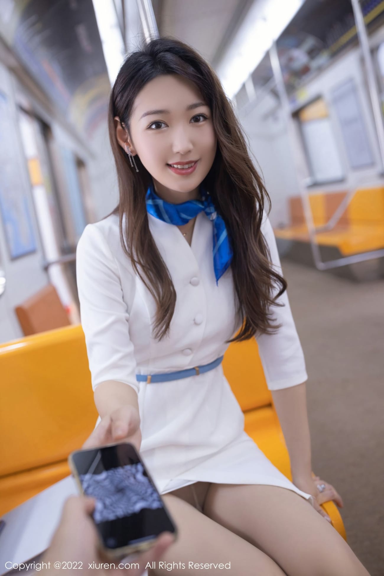 美女模特唐安琪白色制服丝袜系列地铁车厢场景写真
