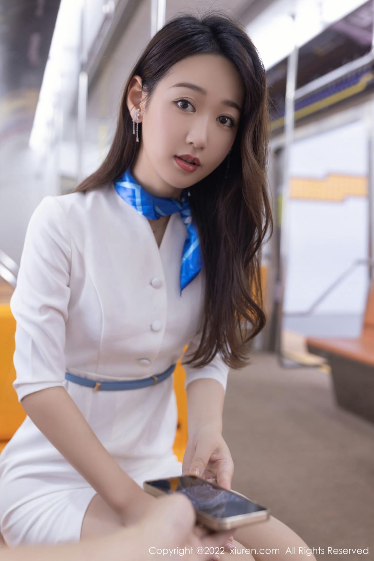 美女模特唐安琪白色制服丝袜系列地铁车厢场景写真