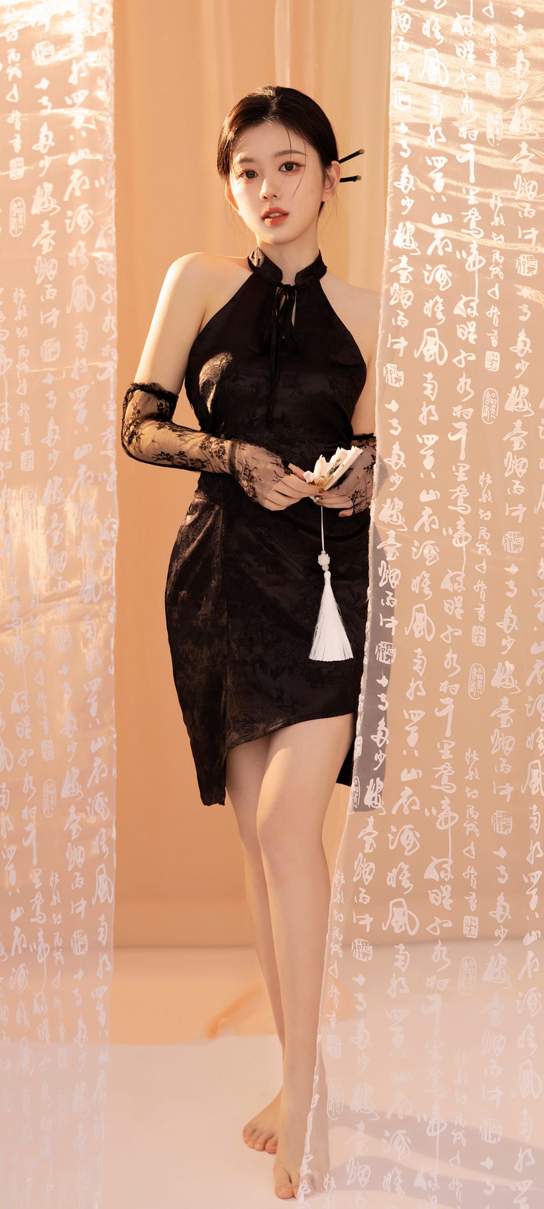 气质美女黑色露肩旗袍美腿系列手机壁纸
