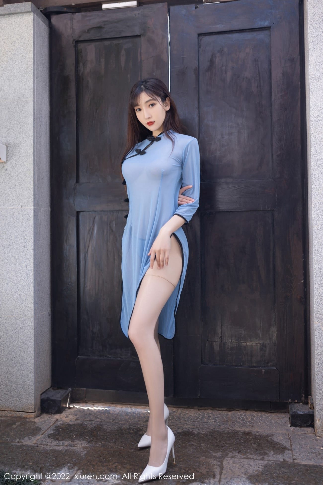 美女模特陆萱萱民国式蓝色旗袍原色丝袜性感写真